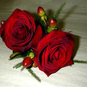 fwthumb06 double rose buttonhole with hypericum 11.45.jpg